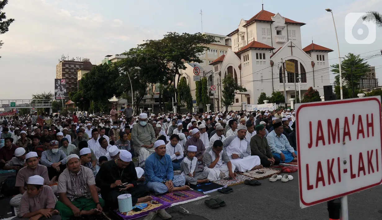 Pelaksanaan Sholat Idul Adha di depan gereja sedikitnya dapat menggambarkan toleransi antar umat beragama, di kawasan tersebut. (merdeka.com/Imam Buhori)
