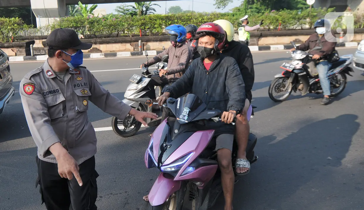 Petugas menghentikan pengendara yang melintas selama Pemberlakuan Pembatasan Kegiatan Masyarakat (PPKM) Darurat di pos penyekatan Pasar Jumat, Jakarta, Sabtu (3/7/2021). Polda Metro Jaya menyiapkan 63 titik penyekatan selama penerapan PPKM Darurat di Jakarta dan sekitarnya. (merdeka.com/Arie Basuki)