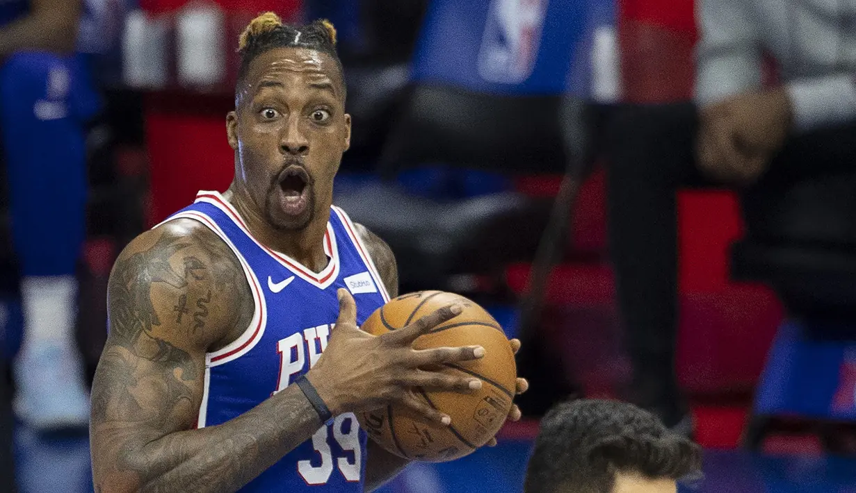 Dwight Howard pertama kali bermain di NBA pada tahun 2004 usai dipilih Orlando Magic dari NBA Draft. Bersama Magic, Ia berhasil terpilih menjadi Defensive Player of The Year sebanyak tiga kali. Ia pertama kali meraih gelar juara NBA pada 2020 lalu bersama Lakers (Getty Images via AFP/Mitchell Leff)