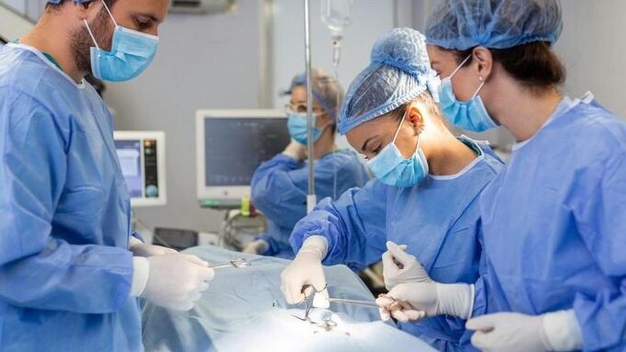 Meskipun demikian, komplikasi pasca operasi masih mungkin terjadi, sehingga penting untuk mendiskusikan risiko ini dengan dokter bedah jantung Anda.