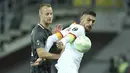 Gelandang Zorya Luhansk, Dmytro Khomchenovskyi berebut bola dengan gelandang AS Roma Lorenzo Pellegrini pada lanjutan matchday kedua Grup C Liga Konferensi Eropa, Jumat (1/10/2021) dini hari WIB. AS Roma menang meyakinkan 3-0. (AP Photo/Oleg Kozin)