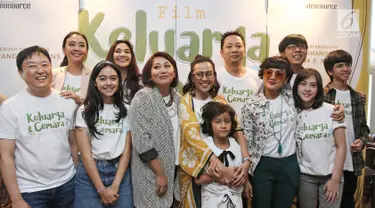 Sejumlah pemain film Keluarga Cemara berfoto bersama saat syukuran di kawasan Gunawarman, Jakarta, Kamis (4/1). Film ini diangkat dari sinetron Keluarga Cemara yang populer pada tahun 1990-an.  (Liputan6.com/Herman Zakharia)