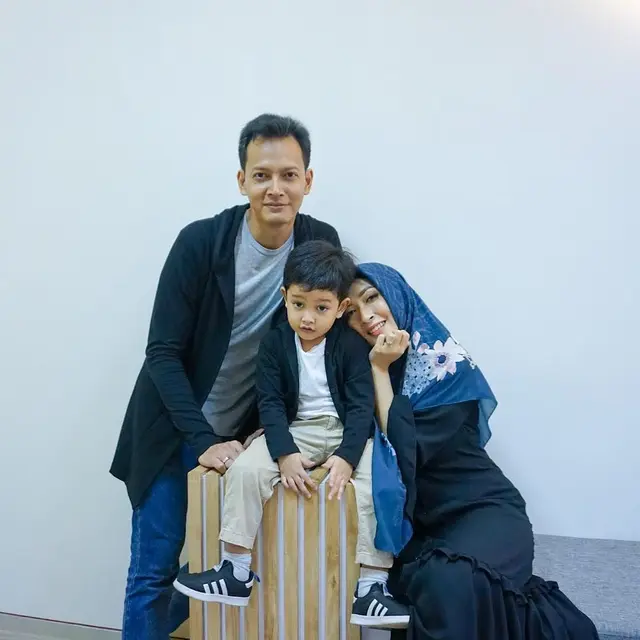 Fedi Nuril Umumkan Istri Hamil, Ini 7 Potret Kebersamaan Keluarga Kecilnya