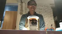 Ada makna kebersamaan dalam setiap tegukan kopi racikan barista Kopi Kebersamaan di Cirebon. Foto (Liputan6.com / Panji Prayitno)