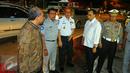 Menhub Budi Karya Sumadi berbincang dengan jajaran Dinas Perhubungan, Jasa Marga dan Kepolisian ketika meninjau meninjau kesiapan jelang Natal dan Tahun Baru di pintu keluar tol Brebes Timur atau Brexit Jumat (23/12). (Liputan6.com/Angga Yuniar)