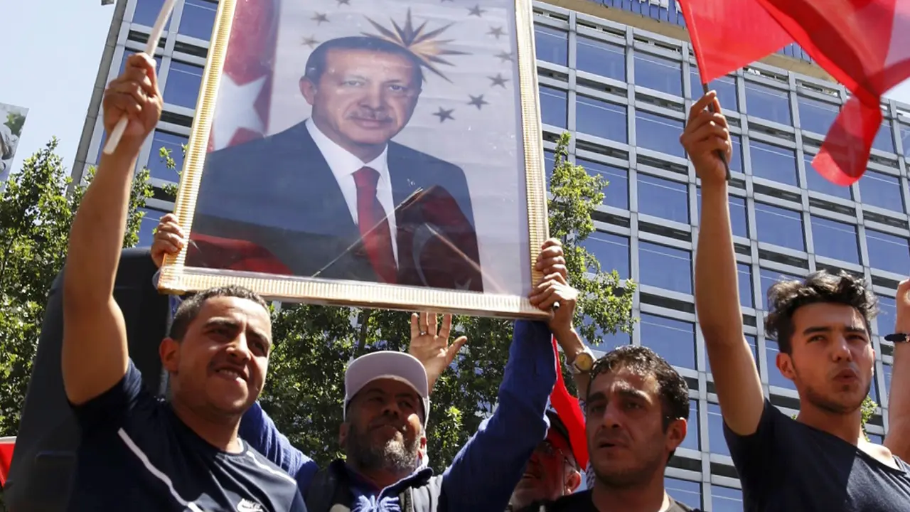 20160716-Pendukung Erdogan Rayakan Kegagalan Upaya Kudeta Militer di Turki-Istanbul