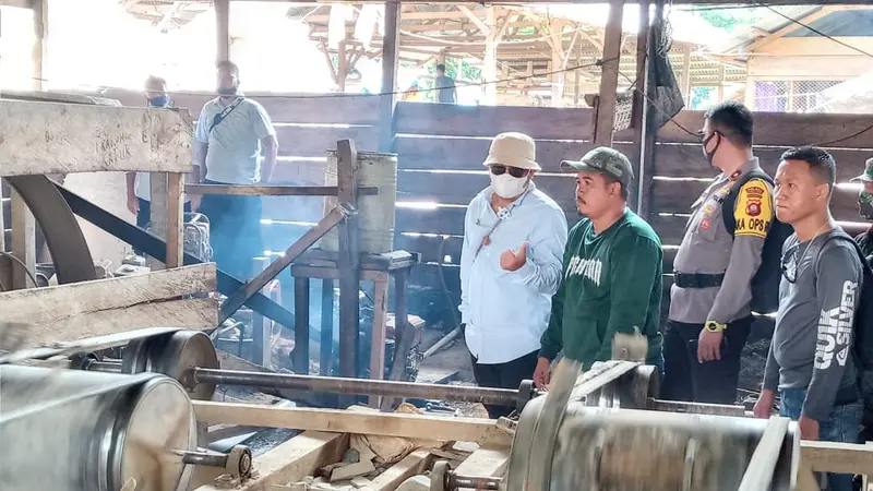 Bupati Bone Bolango Hamim Pou saat meninjau lokasi tambang (Arfandi Ibrahim/Liputan6.com)