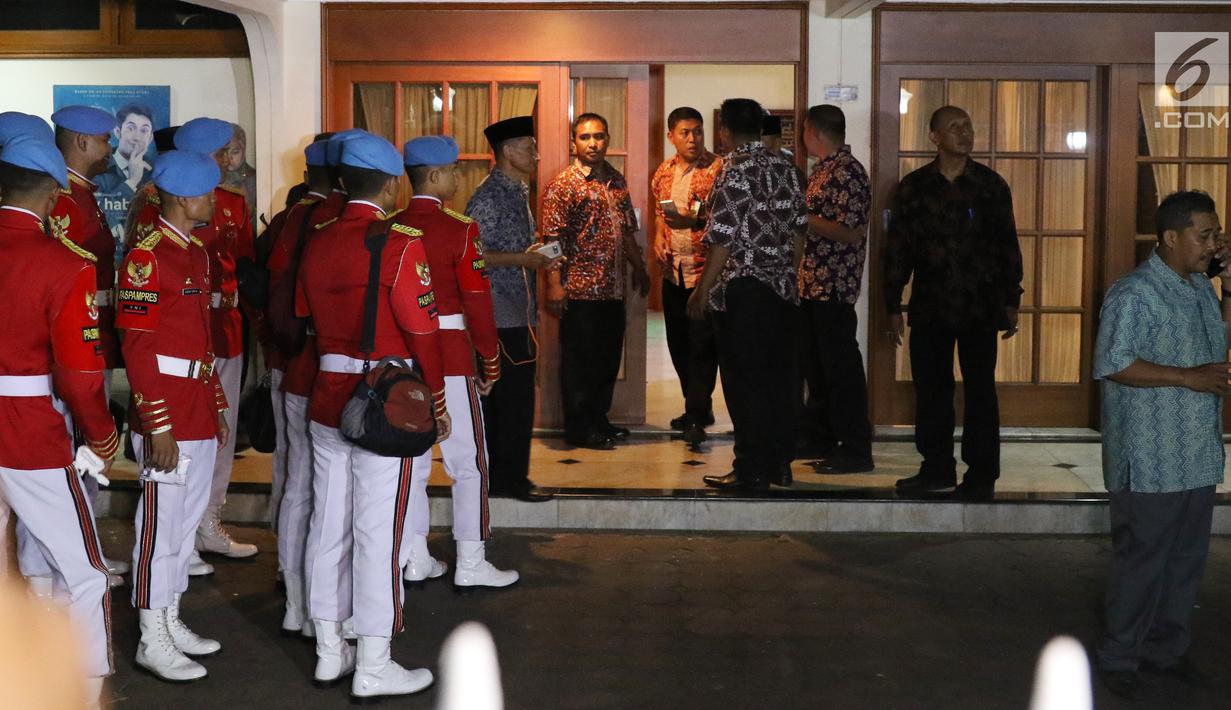 Anggota Pasukan Pengamanan Presiden (Paspampres) terlihat bersiap menyambut jenazah almarhum Presiden RI ke-3 BJ Habibie di kediamannya di Patra Kuningan, Jakarta Selatan, Rabu (11/9/2019). BJ Habibie meninggal dunia setelah menjalani perawatan di RSPAD. (Liputan6.com/Angga Yuniar)