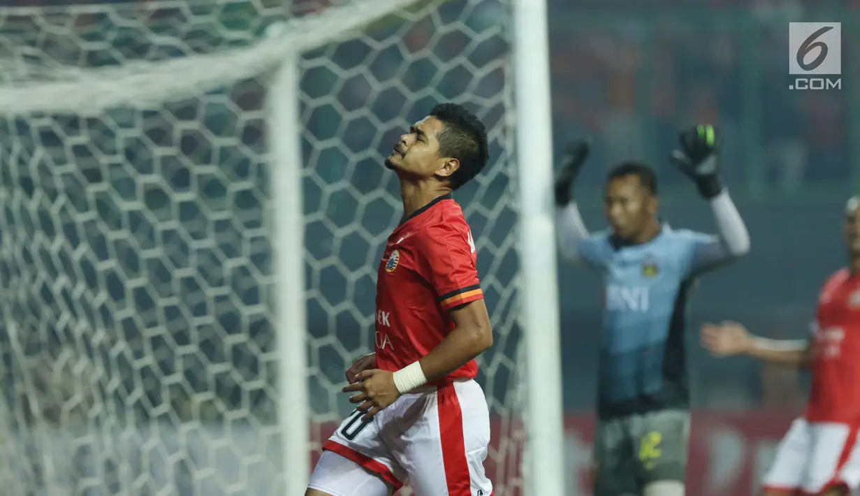 Pemain Persija, Bambang Pamungkas meluapkan kekecewaan saat melawan Bhayangkara FC pada laga penutup Liga 1 Indonesia di Stadion Patriot Candrabhaga, Bekasi, Minggu (12/11). Persija unggul 2-1. (Liputan6.com/Helmi Fithriansyah)