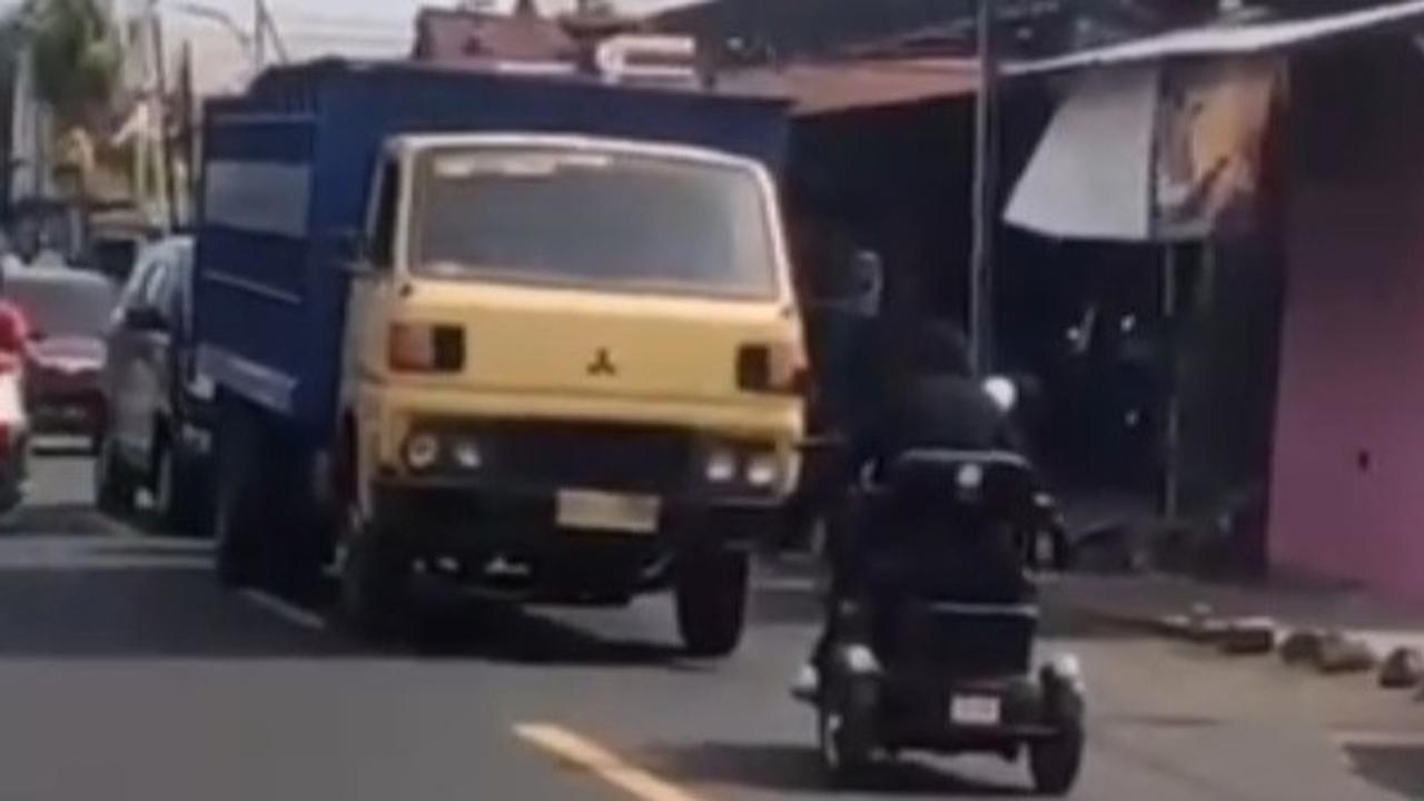 Buat Geram, Aksi Ibu Pengendara Motor Roda Tiga Lawan Arus Ini Viral