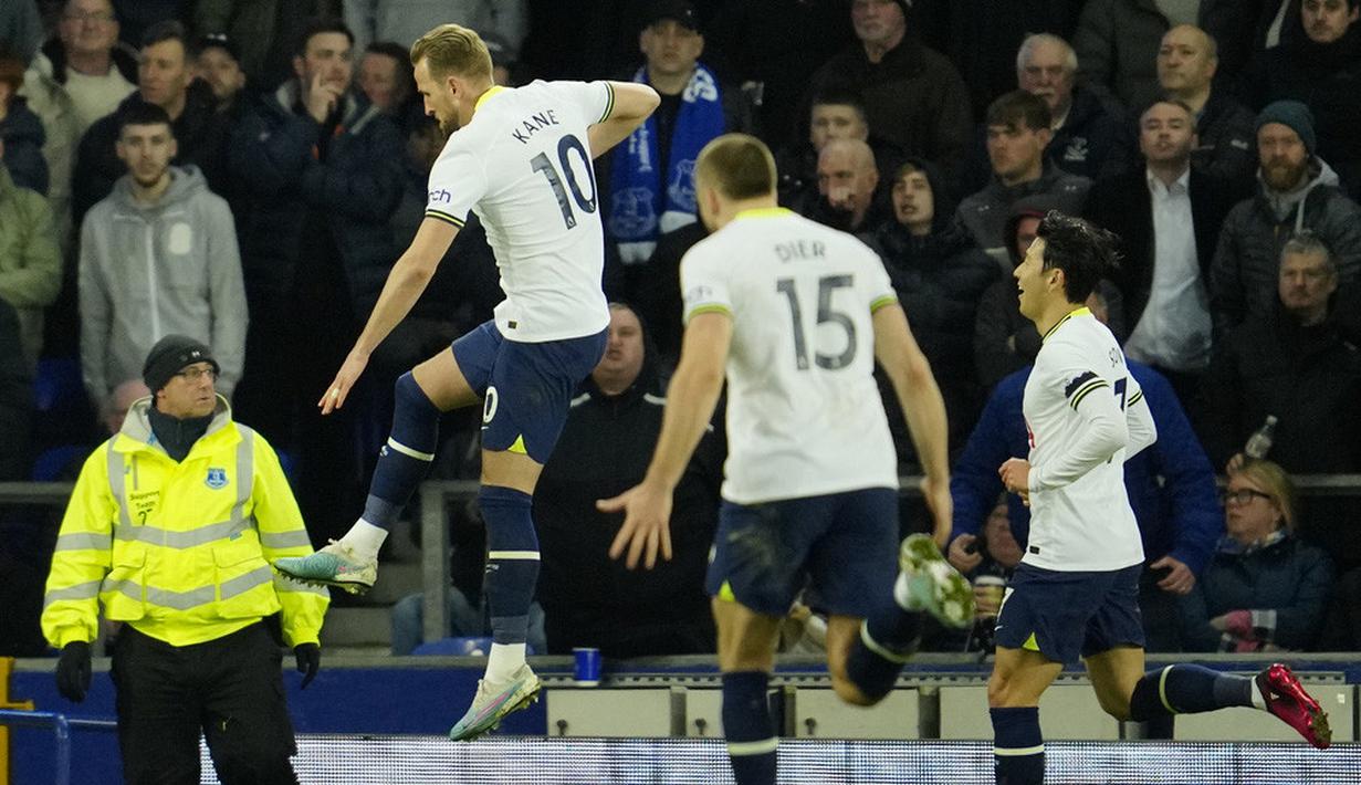Pemain Tottenham Hotspur, Harry Kane, melakukan selebrasi setelah mencetak gol ke gawang Everton pada laga Liga Inggris di Stadion Goodison Park, Selasa (4/4/2023). Spurs berhasil mencuri poin saat bertandang ke markas Everton. (AP Photo/Jon Super)