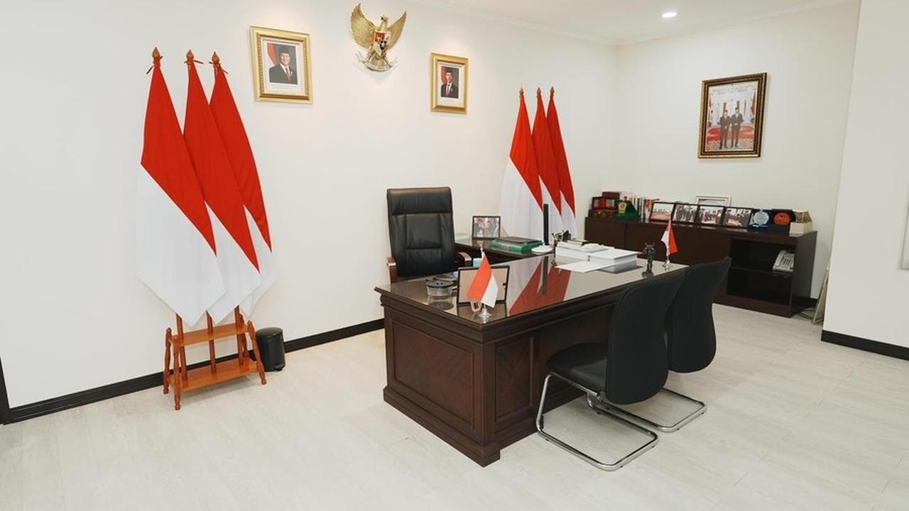 Kantor baru Raffi di Menteng terlihat luas, dengan meja kerja yang terletak di salah satu sudut ruangan. Di sinilah ia akan menjalankan tugas-tugasnya sebagai Utusan Khusus Presiden.<br>