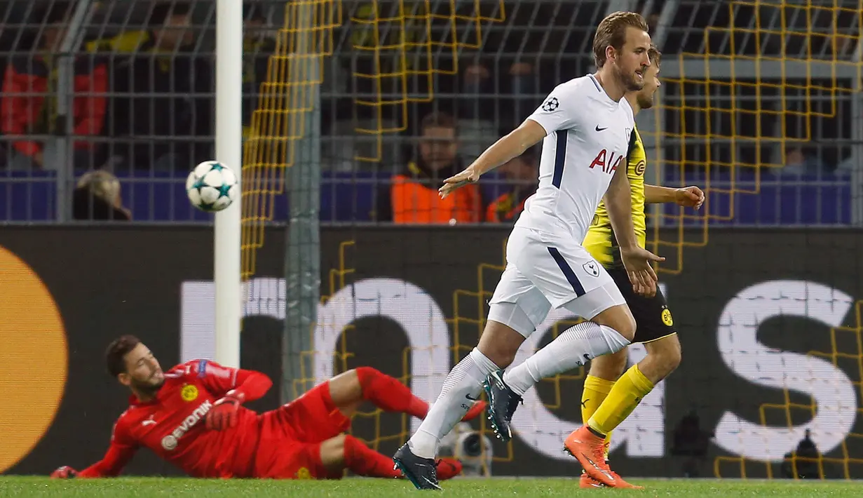 Pemain Tottenham Hotspur, Harry Kane berselebrasi setelah mencetak gol ke gawang Borussia Dortmund pada matchday kelima Liga champions Grup H di Stadion BVB, Selasa (21/11). Kane menyumbang satu gol dengan kemenangan 2-1. (Ina Fassbender / dpa / AFP)