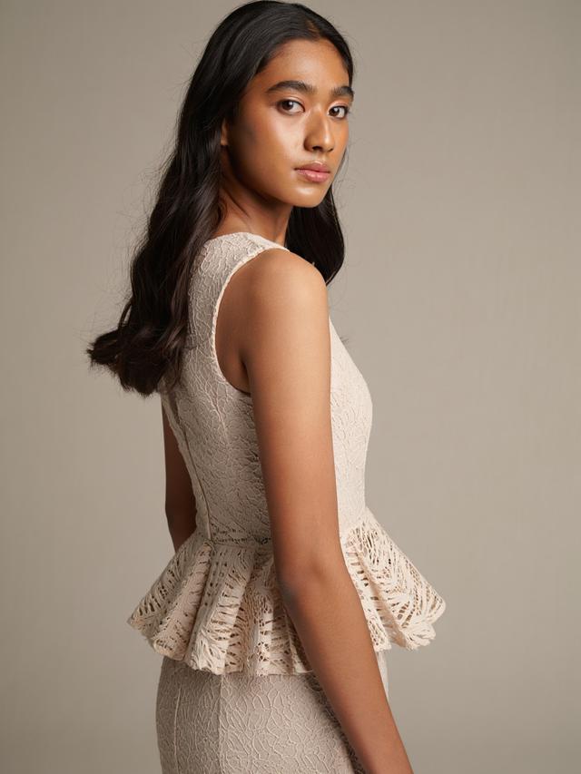 8 Pilihan Dress Brokat dengan Aksen Ruffle Terbaik 2025, Cocok untuk ...