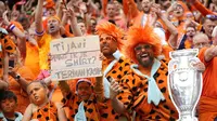 Suporter Timnas Belanda menunjukkan tulisan meminta jersey Tijjani Reijnders dan Terima kasih saat melawan Polandia pada laga Grup D Euro 2024 di Volksparkstadion, Minggu (16/06/2024). (AP Photo/Ebrahim Noroozi)