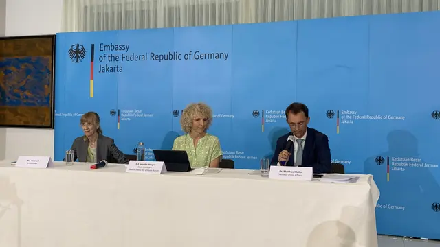 Konferensi Pers terkait isu iklim internasional bersama dengan State Secretary Jennifer Morgan (tengah) dan Dubes Jerman untuk Indonesia (kiri) pada Rabu (11/5/2022).