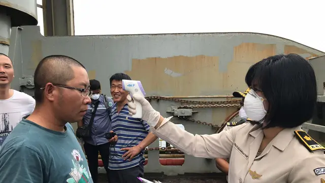 Pemeriksaan kesehatan pekerja asal China di Konawe oleh KKP Kendari, Sabtu (1/2/2020).(Liputan6.com/Ahmad Akbar Fua).