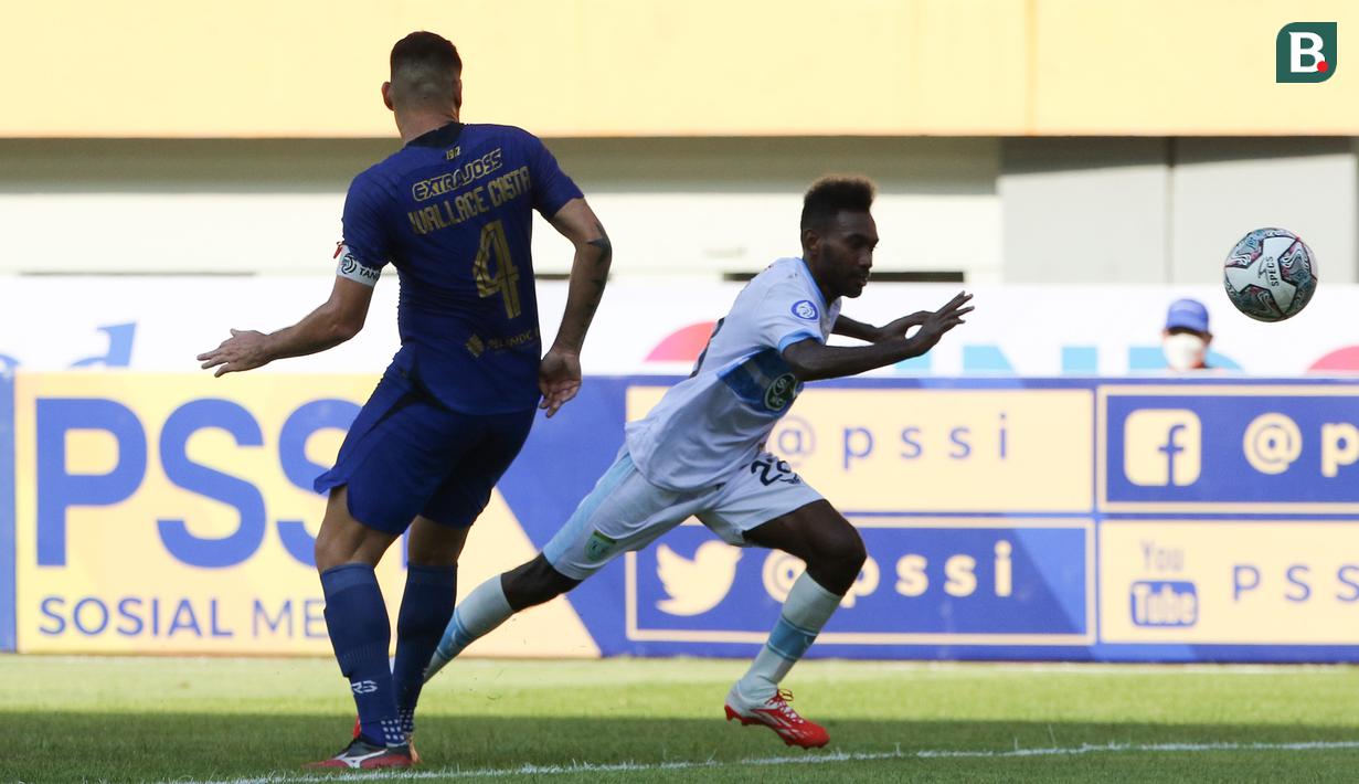 Penyerang Persela Lamongan, Ibrahim Kosepa (kanan) melepaskan diri dari bek PSIS Semarang, Wallace Costa Alves dalam laga pekan pertama BRI Liga 1 2021/2022 di Stadion Wibawa Mukti, Cikarang, Sabtu (04/09/2021). (Bola.com/Bagaskara Lazuardi)