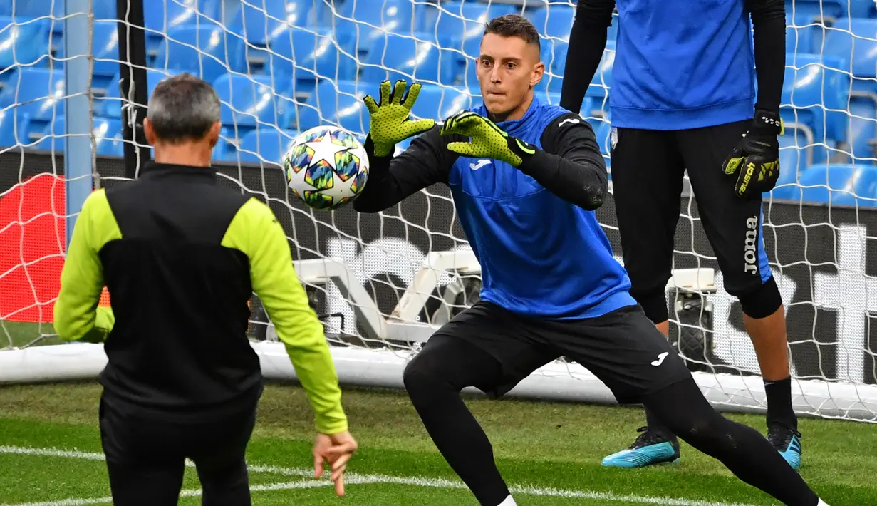 Kiper Atalanta, Pierluigi Gollini berusaha menangkap bola selama sesi latihan tim di Stadion Etihad di Manchester, Inggris barat laut (21/10/2019). Atalanta akan bertanding melawan Manchester City pada matchday ketiga Grup C Liga Champions di Etihad Stadium. (AFP Photo/Paul Ellis)