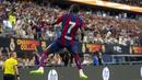 Selebrasi striker Barcelona, Ousmane Dembele setelah mencetak gol pertama ke gawang Real Madrid pada laga pramusim Soccer Champions Tour 2023 di AT&T Stadium, Arlington, Texas, Minggu (30/7/2023) dini hari WIB. (AP Photo/Jeffrey McWhorter)