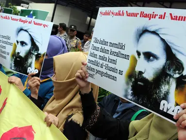 Sejumlah demonstran melakukan unjuk rasa menentang eksekusi mati Syeikh Nimr di depan Kedubes Arab Saudi, Jakarta, Senin (4/1/2015). Mereka menuntut Pemerintah Saudi untuk menghentikan semua eksekusi mati para tahanan politik.(Liputan6.com/Helmi Afandi)