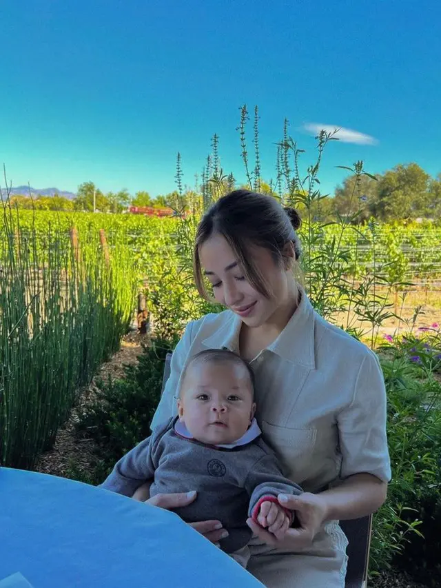 10 Gaya Kasual Nikita Willy Jalan-jalan di California, Tetap Stylish Sambil Momong Baby Izz