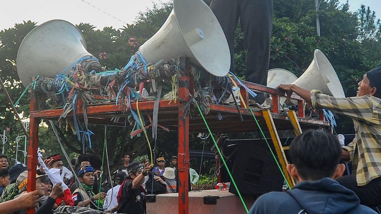 Pengunjuk rasa yang mendukung hak angket DPR mengusir mobil komando milik massa yang menentang hak angket DPR di Jalan Gatot Subroto, dekat Gedung DPR, Jakarta, Jumat (1/3/2024). Merdeka.com/Arie Basuki
