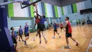 Pemain Timnas Basket Indonesia, Lester Prosper (tengah kiri) berebut bola dengan Dame Diagne saat pemusatan latihan Timnas Basket Indonesia untuk SEA Games 2023 Kamboja di GBK Arena, Senayan, Jakarta, Rabu (03/05/2023). (Bagaskara Lazuardi)