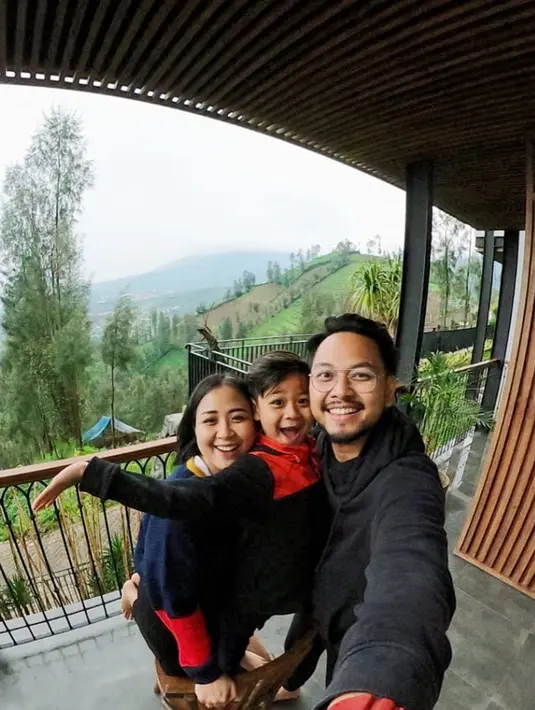 Sejak menikah dengan sang suami pada 18 November 2011, biduk rumah tangga penyanyi asal Surabaya ini pun jauh dari kabar miring. Bahkan, ia selalu tampil harmonis dengan Arlan di berbagai kesempatan. (Liputan6.com/IG/astridbasjar)