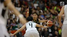 Pemain timnas basket putri Indonesia Cristaline Nathasa Debby mendribel bola dalam laga round robin SEA Games 2017 di MABA Stadium,Kuala Lumpur, Malaysia, Jumat (25/8). Tim basket putri Indonesia kalah dari Thailand 61-70. (Liputan6.com/Faizal Fanani)