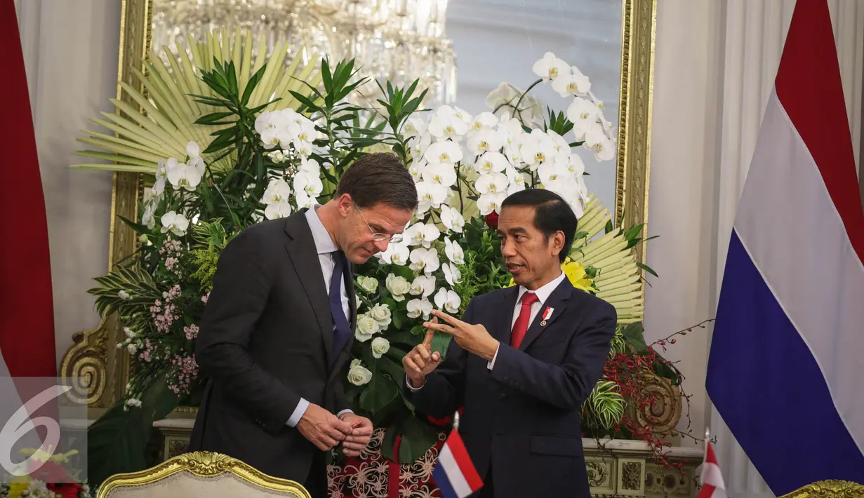 Presiden Jokowi berbincang dengan PM Belanda Mark Rutte saat penandatangan MoU seusai pertemuan di Istana Merdeka, Jakarta, Rabu (23/11). Selain itu pada pertemuan tersebut, pihak Belanda juga menyerahkan keris. (Liputan6.com/Faizal Fanani)