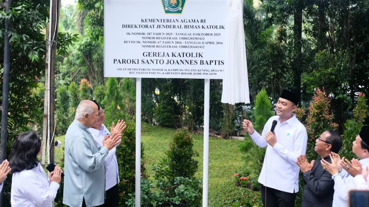 Direktur Jenderal Bimbingan Masyarakat Katolik Kemenag RI, Suparman, bersama Staf Khusus Menteri Agama Bidang Kerukunan dan Layanan Keagamaan, Pengawasan, dan Kerjasama Luar Negeri, Gugun Gumilar, meresmikan Papan Nama Nomor Registrasi Rumah Ibadat Gereja