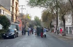 Gempa magnitudo 6,5 mengguncang bangunan-bangunan di wilayah selatan dan tengah Meksiko pada Jumat (2/1/2026), memaksa warga berkumpul di jalan-jalan. (Dok. AP)