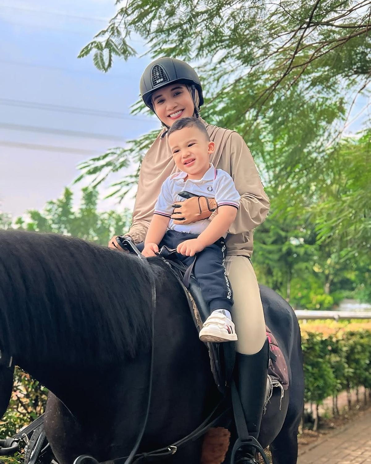 4 Potret Zaskia Sungkar Ajak Ukkasya dan Humaira Berkuda, Kenalkan Anak dengan Hobi Favoritnya