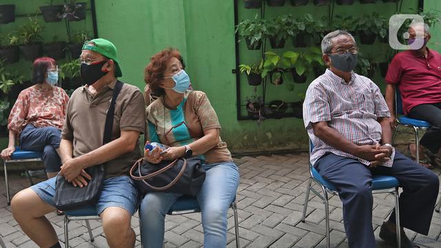 Ekspresi Para Lansia Saat Jalani Vaksinasi COVID-19