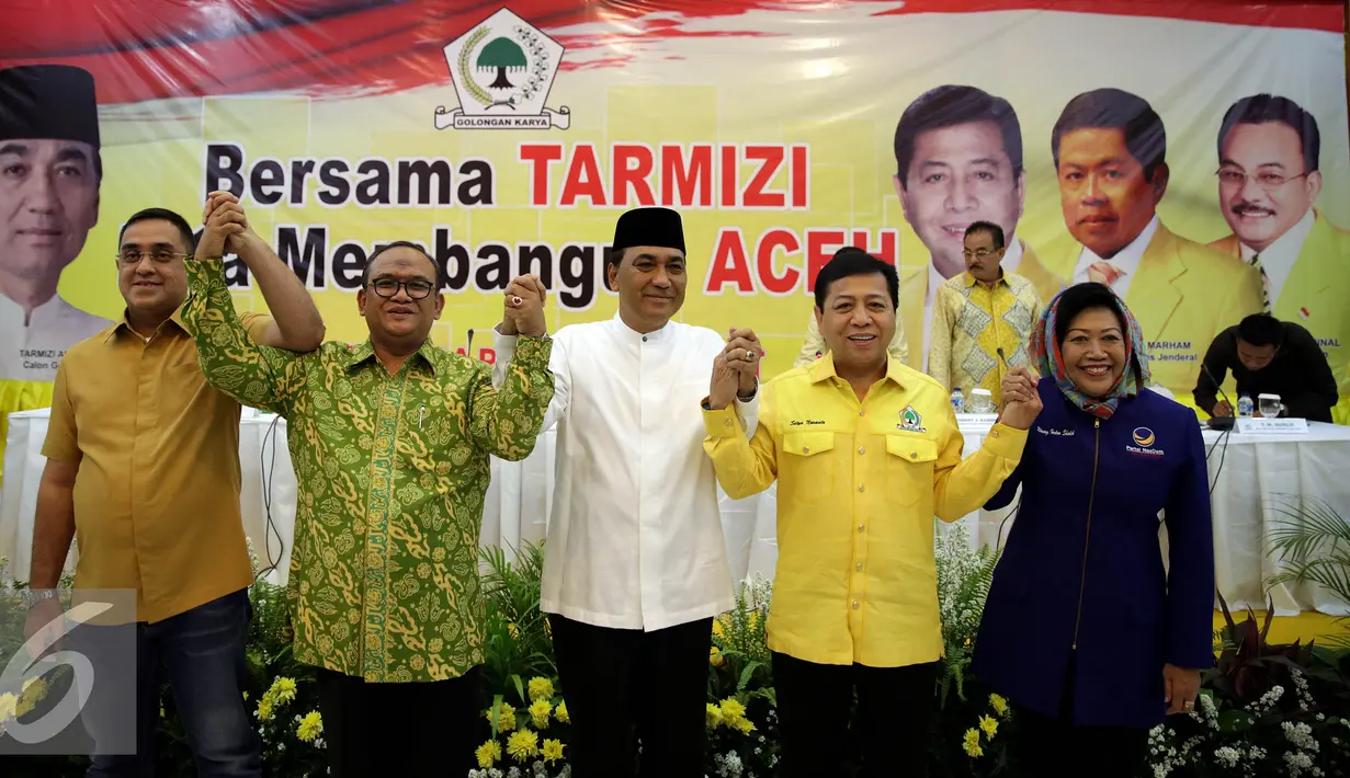  Ketum Partai Golkar, Setya Novanto (kedua kanan) bersama Bakal Calon Gubernur Provinsi Aceh, Tarmizi Karim foto bersama usai acara pengukuhan Bakal Calon Gubernur Aceh di DPP Partai Golkar, Jakarta, Rabu (31/8). (Liputan6.com/Johan Tallo)