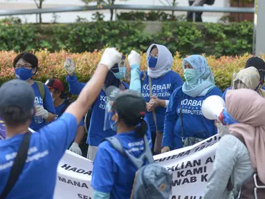Nasabah Bumiputera melakukan aksi unjuk rasa Asuransi Jiwa Bersama (AJB) Bumiputera di depan kantor Wisma Bumiputera, Jakarta, Rabu (21/10/2020). Para korban gagal bayar AJB Bumiputera  menuntut kejelasan untuk polis dibayar. (merdeka.com/Imam Buhori)