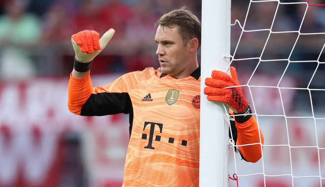 Manuel Neuer. Kiper asal Jerman yang kini memperkuat Bayern Munchen ini total hanya membela dua klub sepanjang kariernya. Bersama Bayern Munchen dan Schalke ditambah saat membela Timnas Jerman, ia mampu mencetak 373 clean sheet dari total 816 laga. (AFP/Ronny Hartmann)