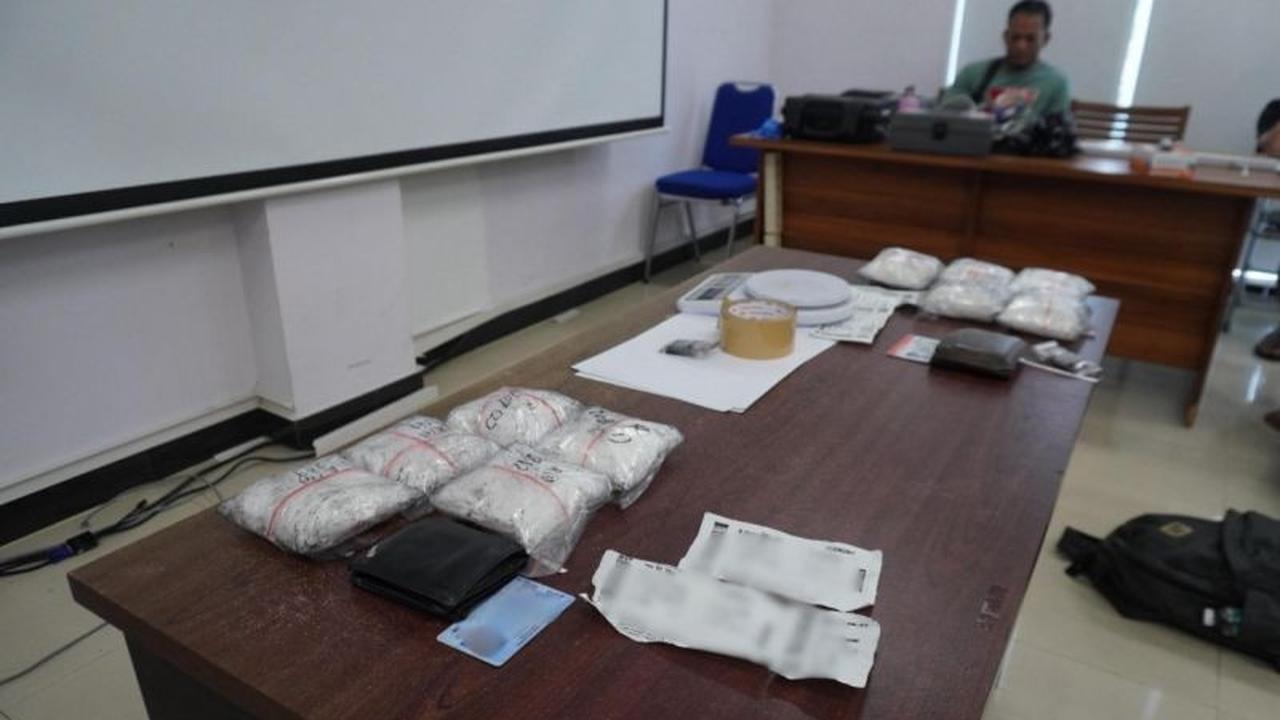 Petugas Gagalkan Penyelundupan 4 Kg Sabu di Bandara Pekanbaru, Jaringan Narkotika Terungkap
