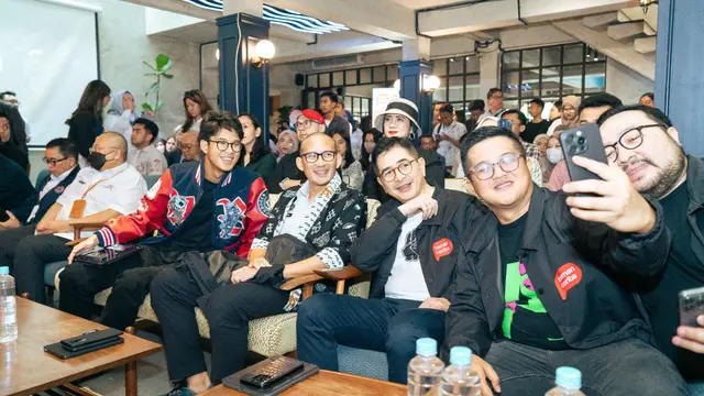 Dewan Pakar TPN Ganjar Pranowo-Mahfud Md, Sandiaga Uno, lalu Ketua TPN Ganjar Pranowo-Mahfud Md, Arsjad Rasjid serta CEO Pigmy Esports Alam Ganjar dan juga Co-Founder Double Deer Records Kimo Rizky menghadiri acara Teman Cerita.
