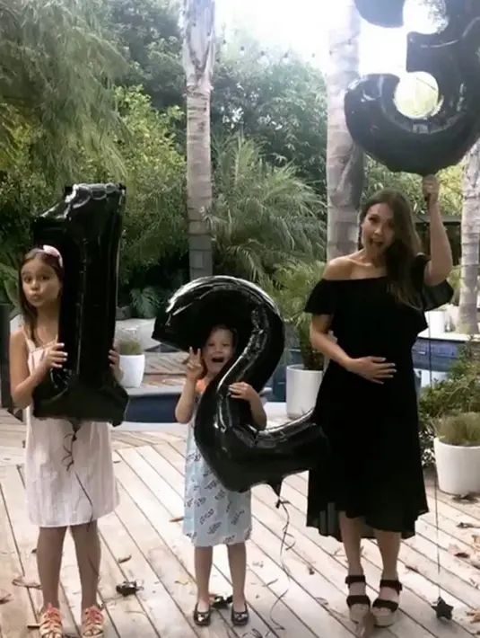 Dalam boomerang itu, kedua anaknya memegang balon berbentuk angka 1 dan 2. Lalu Jessica pun juga memegang balon yang berbentuk angka 3. Tak hanya itu, ia juga menyertakan tulisan sebagai captionnya. (Instagram/jessicaalba)