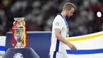 Harry Kane kembali ditimpa nasib sial setelah dirinya bersama Timnas Inggris kembali gagal menang pada partai final Piala Eropa, Senin (15/07/2024) WIB. The Three Lions kalah dari Spanyol dengan skor 1-2. Padahal ini merupakan kesempatan kedua Kane, setelah pada edisi yang sebelumnya juga berhasil melaju hingga babak final. Sayangnya, kala itu Inggris takluk dari Italia melalui babak adu penalti. Sejauh ini, pemain 30 tahun tersebut telah melewatkan 6 trofi di partai final, baik saat bersama klub hingga berseragam timnas. (AP Photo/Manu Fernandez)