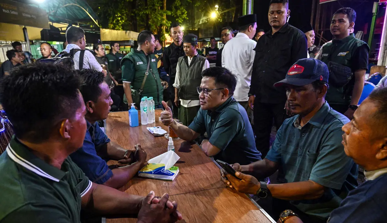 Calon Wakil Presiden Muhaimin Iskandar (ketiga kanan) bersama pendukungnya dalam kampanye pemilu pertamanya di Surabaya. (Juni Kriswanto/AFP)