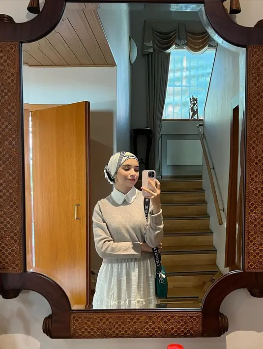 Pengisi ost film Noktah Merah Perkawinan ini perlihatkan OOTD-nya yang stylish dengan kemeja, sweater, dan hijab turban.