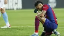 Pemain Barcelona, Raphinha, tampak kecewa setelah ditaklukkan Girona dalam laga La Liga 2023/2024 jornada 16 di Stadion Olimpic Lluis Companys, Senin (11/12/2023). Barca kalah dengan skor 2-4. (AP Photo/Joan Monfort)