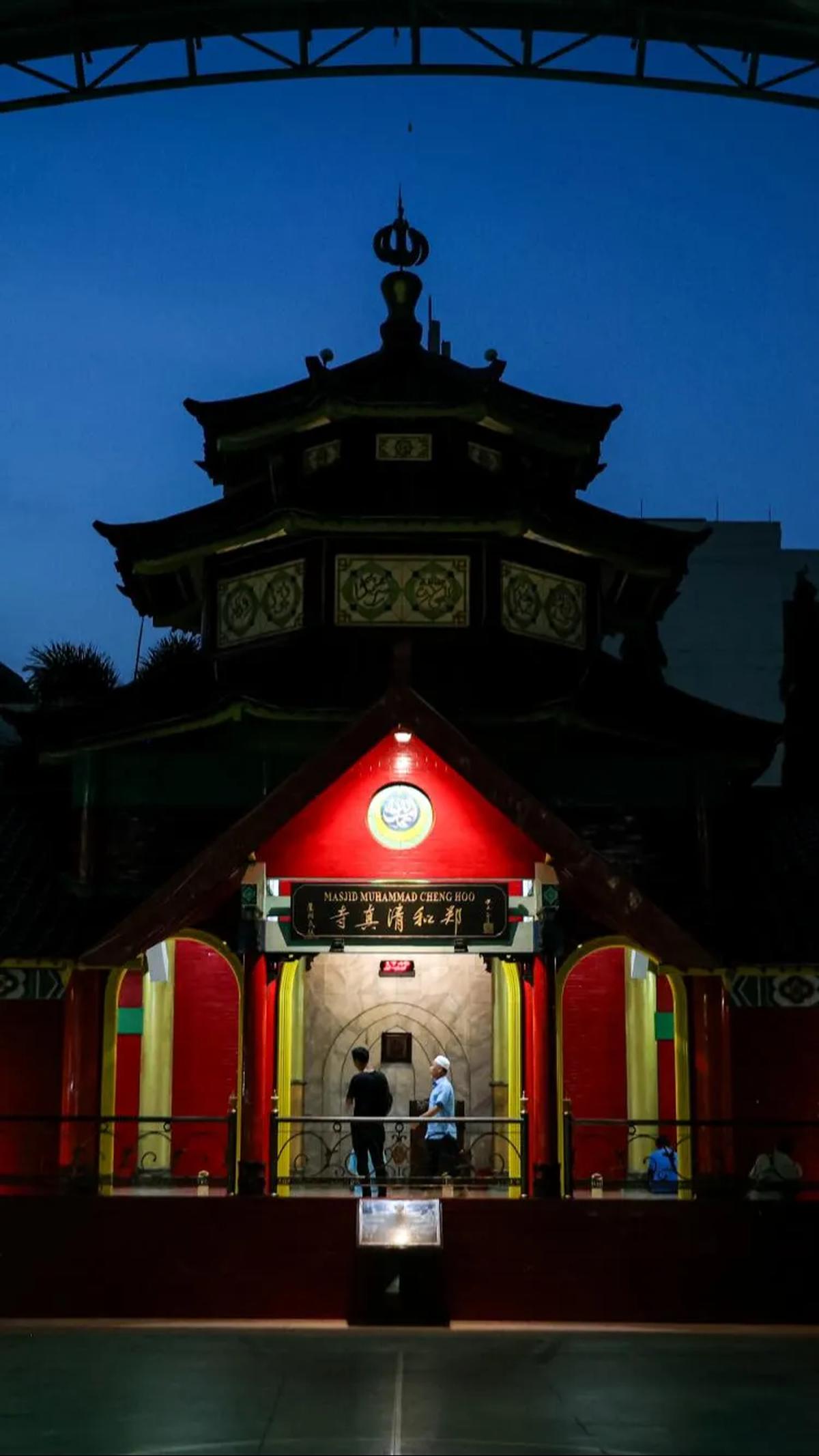 Bukti mirip vihara bisa dilihat dari warna merah yang mendominasi bangunan.