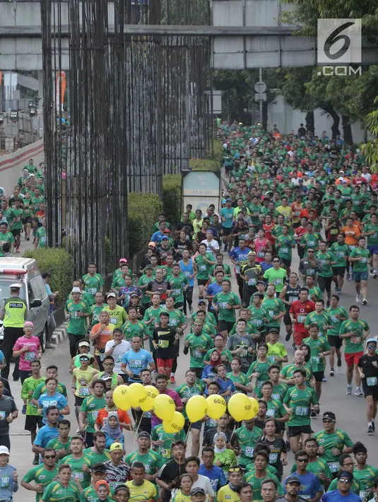 Peserta mengikuti lomba lari Milo Jakarta International 10K di kawasan Epicentrum, Jakarta, Minggu (15/7). Ajang lomba lari 10 Kilometer ini diikuti 16.000 peserta yang terbagi menjadi tiga kategori Open, Closed, dan Pelajar. (Liputan6.com/Faizal Fanani)