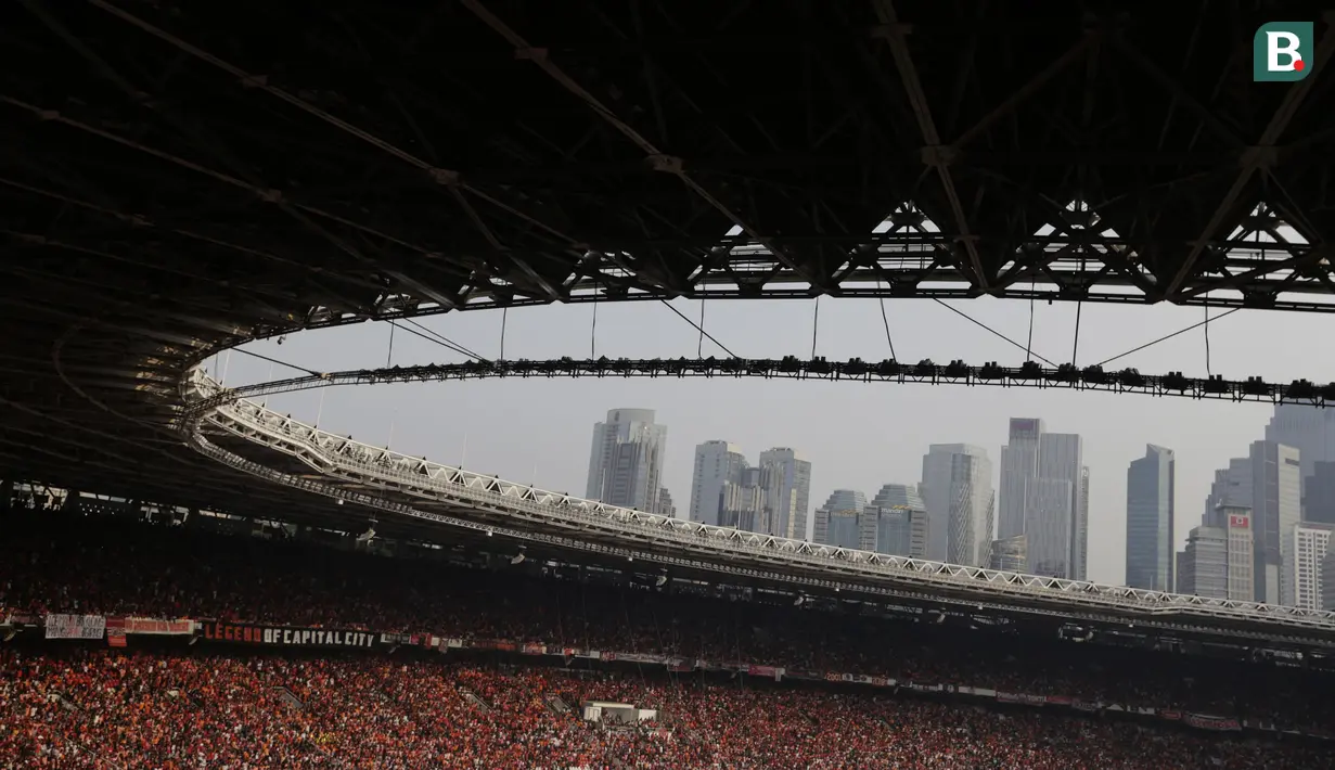 Suporter Persija, The Jakmania, memberikan dukungan saat melawan Persela pada laga Liga 1 di SUGBK, Jakarta, Selasa (20/11). Persija menang 3-0 atas Persela. (Bola.com/Vitalis Yogi Trisna)