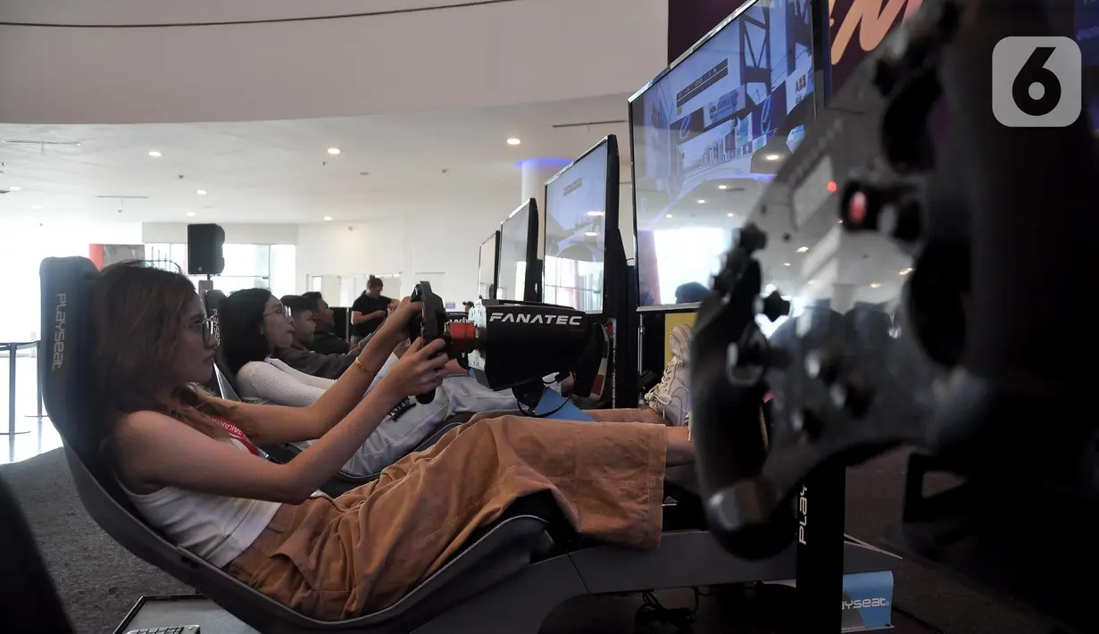 Pengunjung saat bermain simulator Formula E di Gaming Arena GulaVit Jakarta E-Prix 2023 di Jakarta International E-Prix Circuit (JIEC), Ancol, Jakarta Utara, Minggu (4/6/2023). (merdeka.com/Iqbal S. Nugroho)