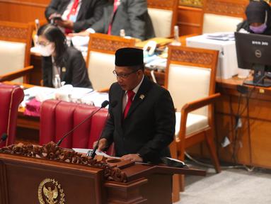 Menteri Dalam Negeri Tito Karnavian menyampaikan laporan saat rapat paripurna ke-26 masa persidangan V tahun 2021-2022 di Kompleks Parlemen, Senayan, Jakarta, Kamis, (30/6/2022). DPR secara resmi mengesahkan tiga Rancangan Undang-Undang (RUU) tentang Daerah Otonomi Baru (DOB) menjadi UU, terkait pemekaran wilayah di Provinsi Papua. (Liputan6.com/Angga Yuniar)